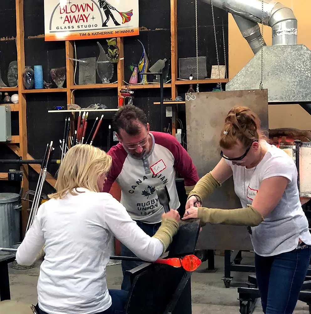 Colleagues making glass together at a teambuilding event